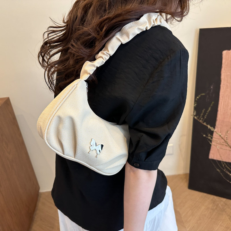 This year, the French niche design single-shoulder underarm bag is in vogue. The 2025 new stylish pleated versatile crossbody bag is popular among women details Picture