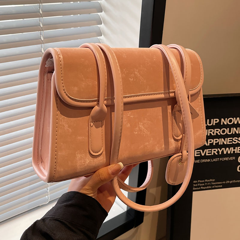A new French niche bag for women in 2025, featuring a trendy and high-end quality single-shoulder bag and a stylish hand-purified color baguette underarm bag full figure