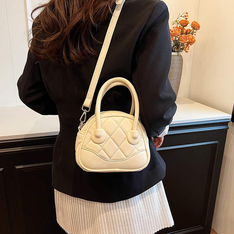 Trendy and fashionable diamond-shaped hand-held bowling bag for women 2025 new style casual, versatile and stylish commuting single-shoulder crossbody bag details Picture