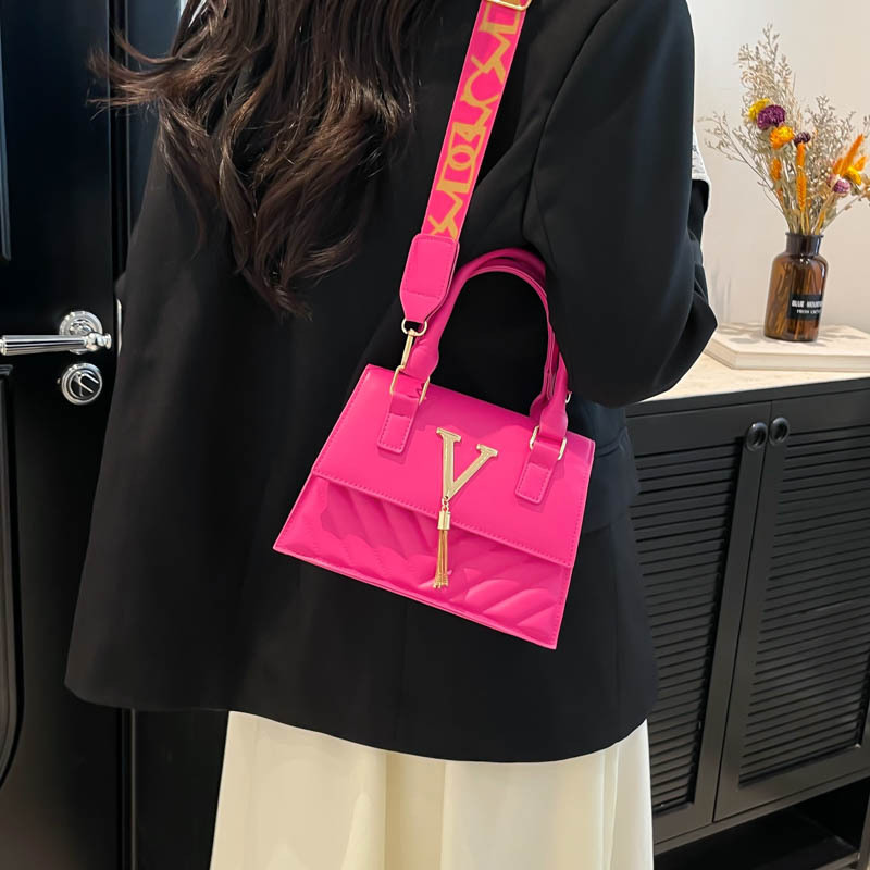 This year, the popular embroidered thread diamond-shaped bag for women in 2025 is a new single-shoulder bag with a stylish texture and a chain crossbody small square bag details Picture