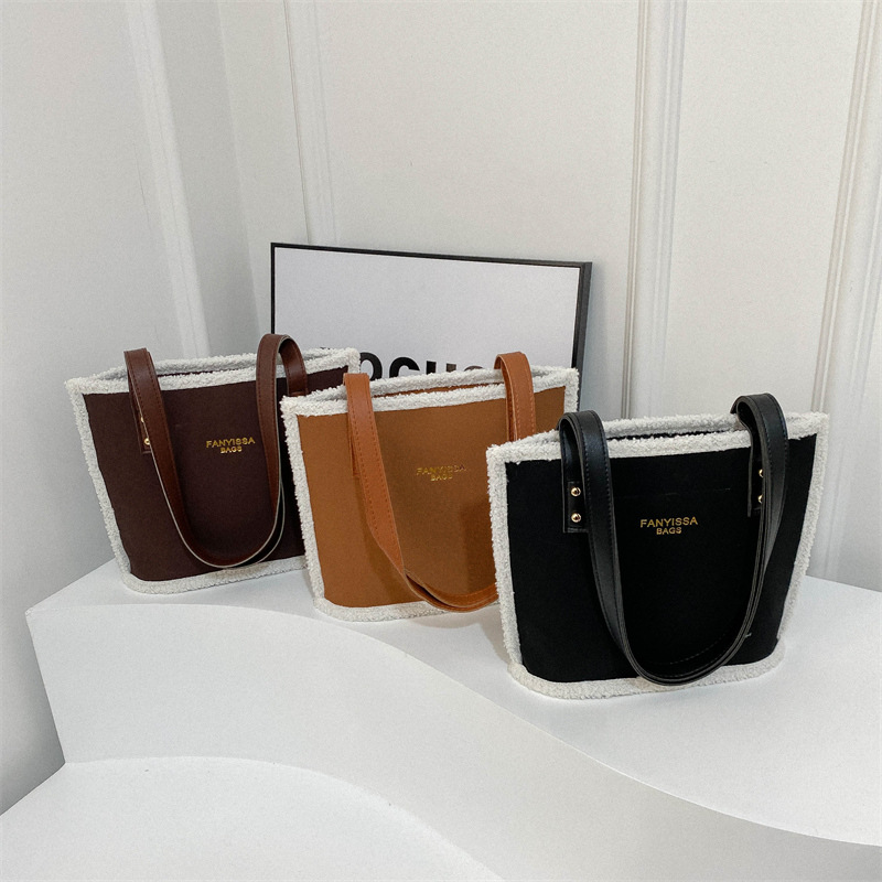 The new autumn and winter plush bag is fashionable and versatile. It's a large-capacity women's bag with a matte texture and a hand-held casual tote bucket. It's trendy Application Scenario