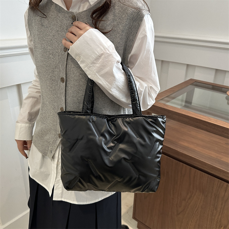 The new winter 2024 shiny space cotton jacket, single-shoulder hand-held women's bag, casual, stylish and large-capacity tote bag details Picture