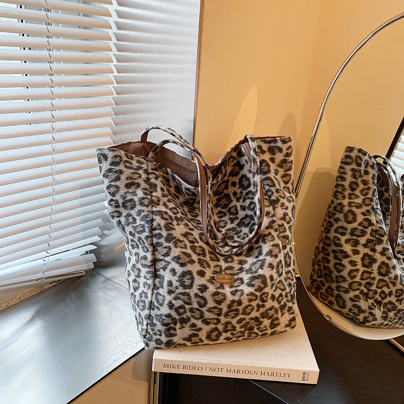 Retro large-capacity tote bag for women, 2024 new trendy and fashionable leopard print shoulder bag, high-end and versatile underarm bag details Picture