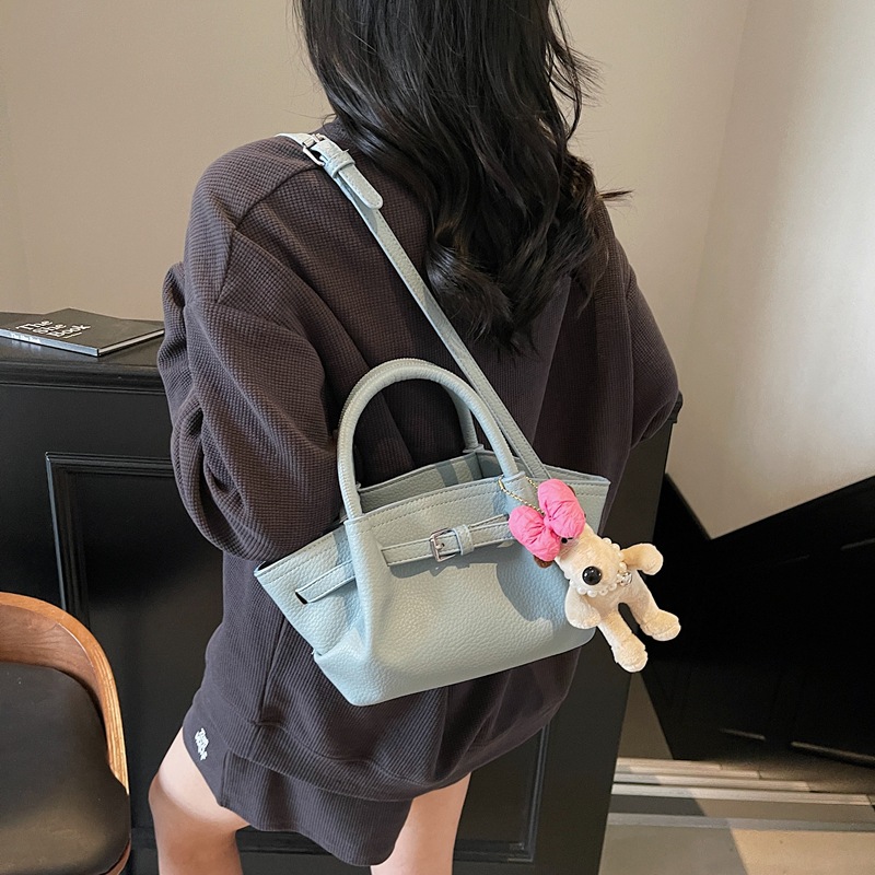 A niche casual and fashionable pleated hand-held bucket bag for 2025, a simple and versatile single-shoulder crossbody bag in a solid color details Picture