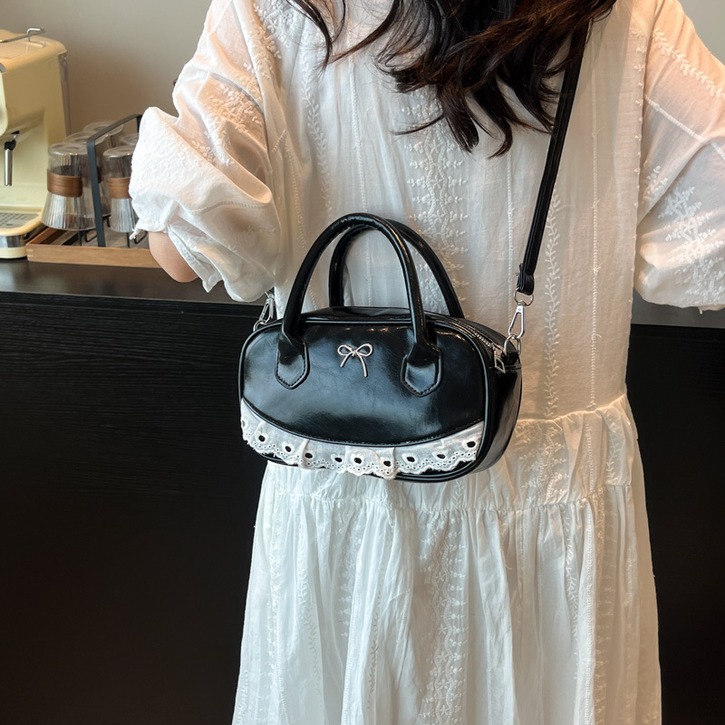 The Boston Bag 2025, a niche and simple design, is a fresh and elegant women's bag that is casual, fashionable and versatile. It is a single-shoulder bag and crossbody bag details Picture