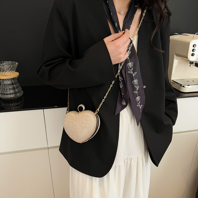 The 2025 spring new heart-shaped chain bag, women's lapel bag, textured sequined single-shoulder crossbody bag, cross-border trend details Picture