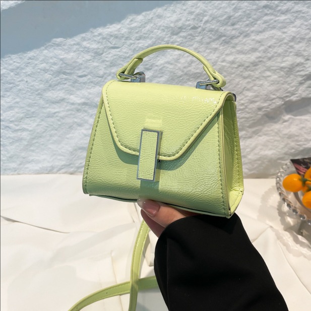 Korean style trendy hand-held small square bag for women 2025 new simple commuting crossbody bag solid color stylish single-shoulder bag full figure