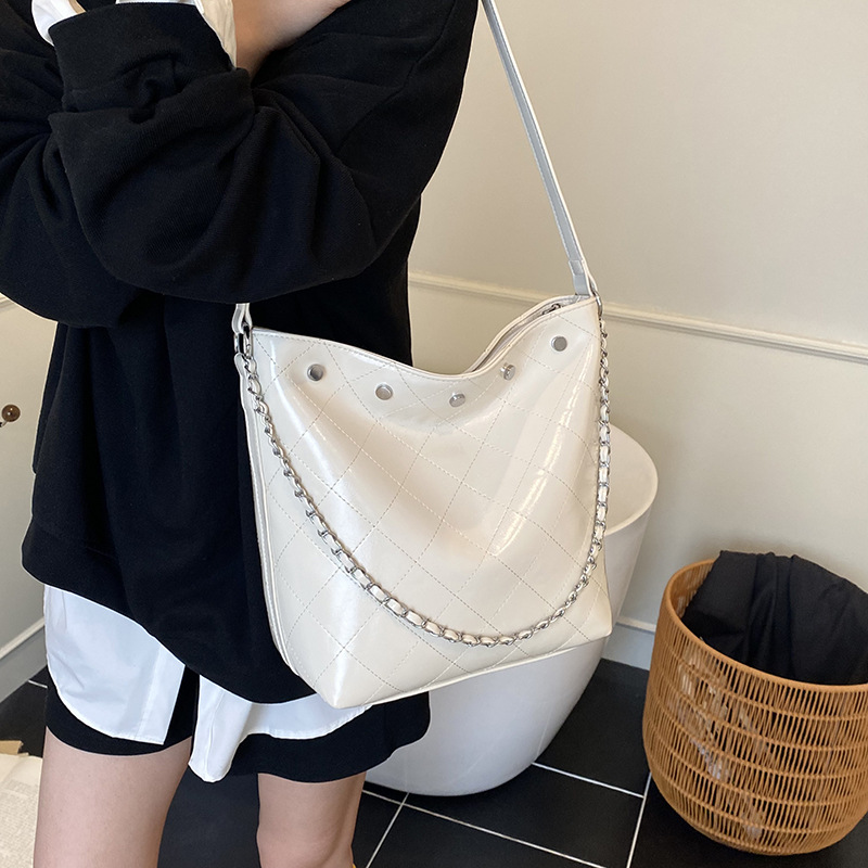 2025 New trendy rivet large-capacity hand-held bucket bag for women, retro and fashionable, diamond-shaped chain single-shoulder crossbody bag details Picture