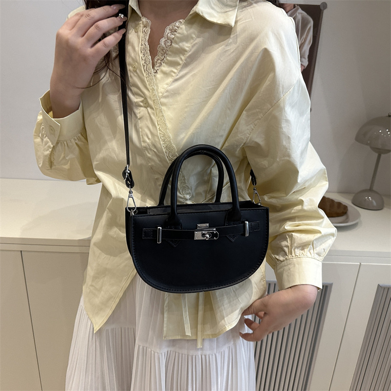 This year, a new spring 2025 niche crossbody bag for women is in vogue. It's a trendy, fashionable and high-quality single-shoulder bag Specification drawing