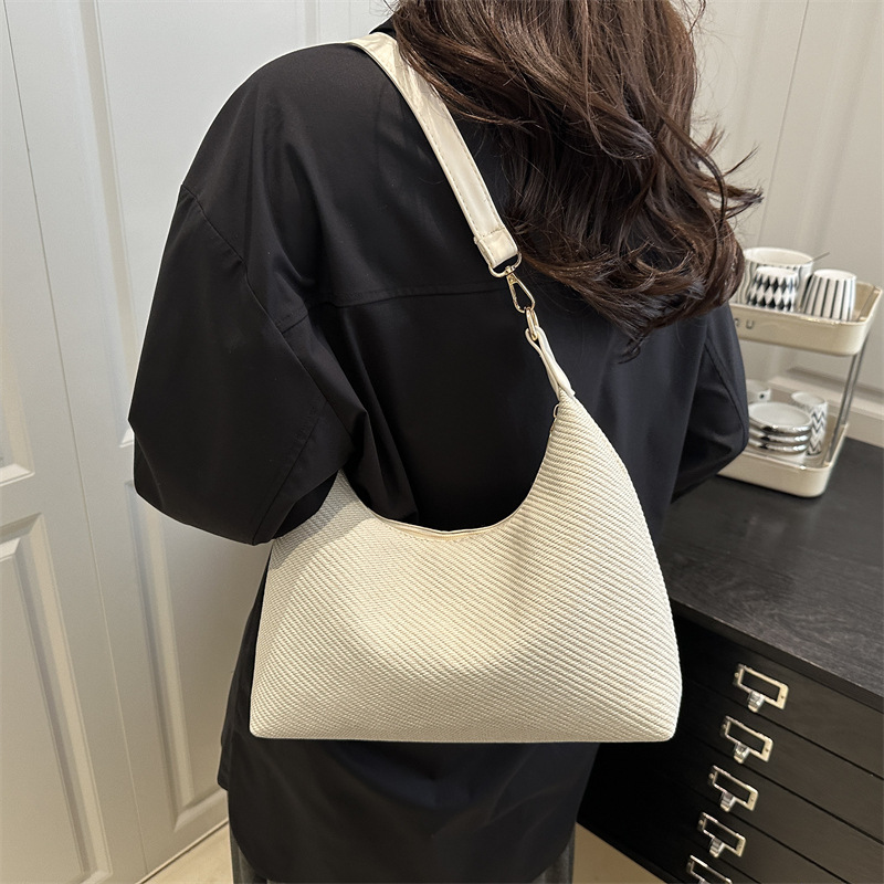 This large-capacity handbag is a new spring 2025 fashionable and simple single-shoulder underarm bag for commuting and casual use details Picture