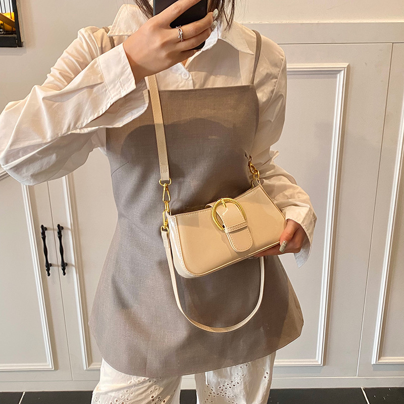 A trendy and fashionable shiny underarm bag for women in the summer of 2025, featuring a simple, versatile and niche design. It's a single-shoulder crossbody bag Specification drawing