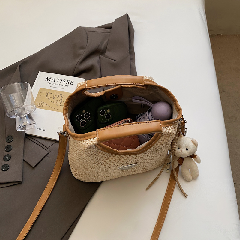 Summer's new large-capacity commuter tote bag for women, a versatile casual straw-woven bag, trendy and stylish crossbody bag Application Scenario