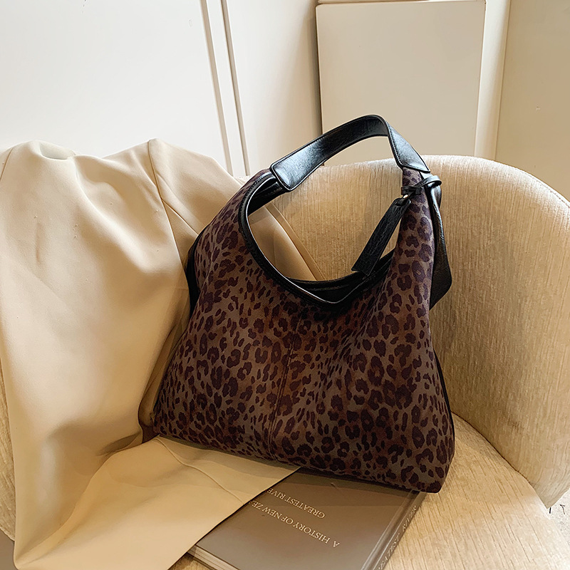 This year, the leopard print large-capacity commuter tote bag is in vogue. The new 2024 trendy and versatile single-shoulder bag is a must-have for women details Picture