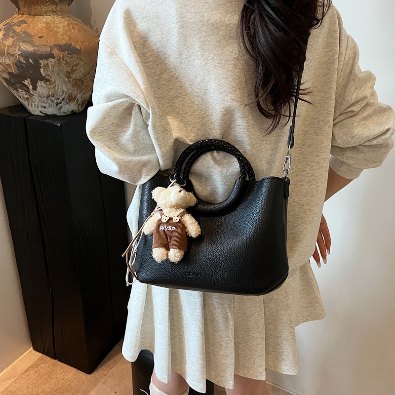 The 2025 new niche design of the high-end circular handbag is a Korean-style, versatile and fashionable single-shoulder crossbody bag Application Scenario
