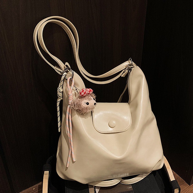 High-end retro large-capacity bag for women, 2025 new autumn and winter commuting backpack, single-shoulder tote bag full figure