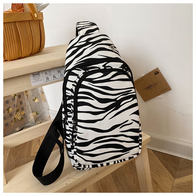 Trendy printed canvas small bag, trendy check pattern, fresh and cute girl's chest bag, fashionable for going out, mobile phone, coin purse details Picture