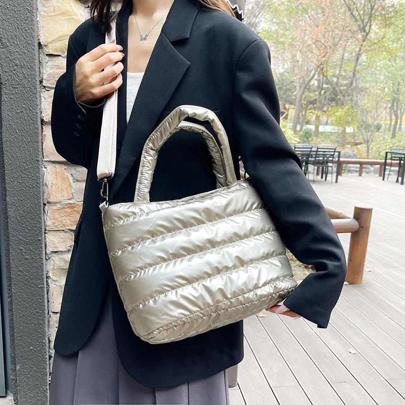 The new 2024 winter collection features a unique and niche design tote bag, a Korean-style casual large-capacity single-shoulder handbag Specification drawing