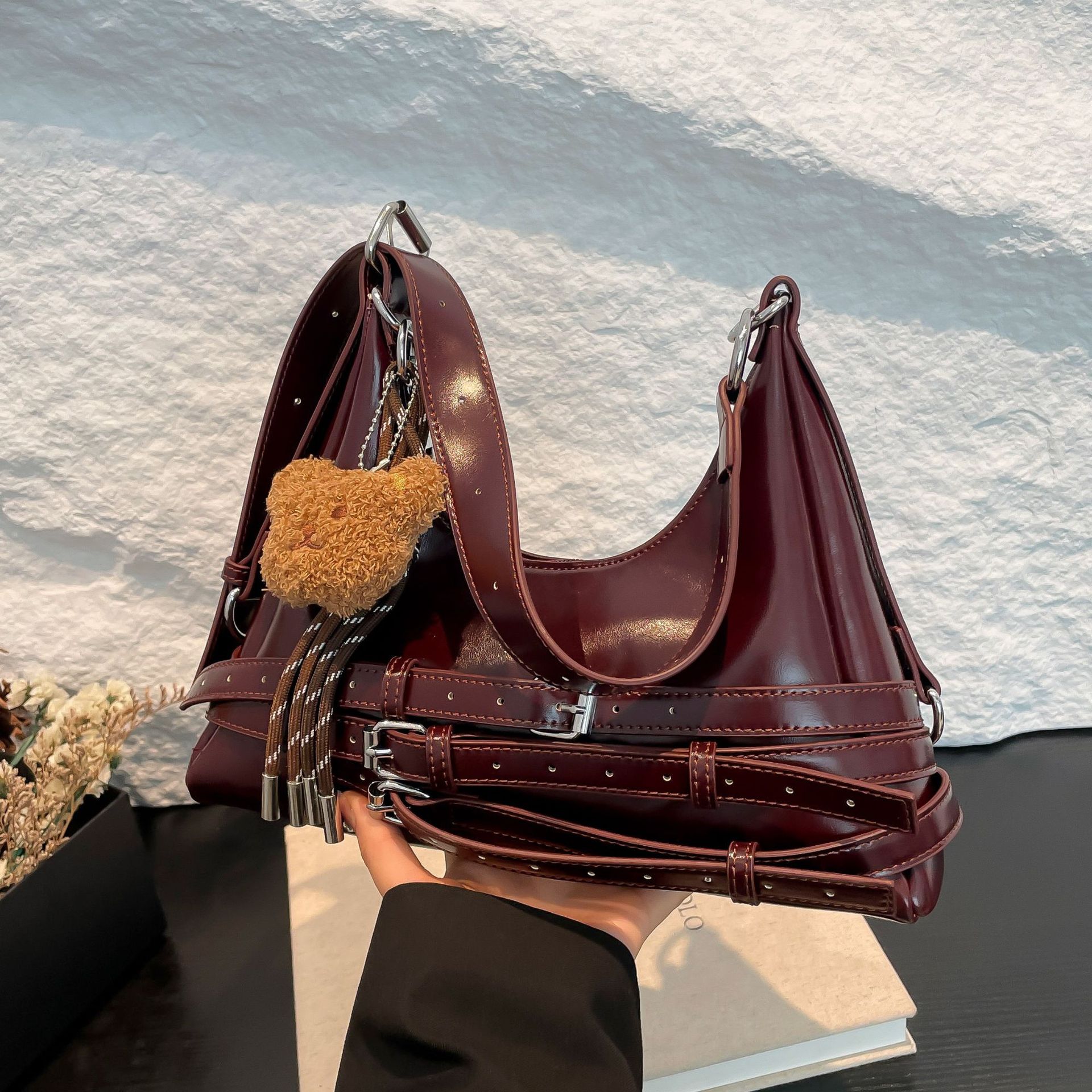 French niche, light luxury, high-quality underarm bag for women 2024 new style, casual and versatile with straps, hot girl single-shoulder small bag full figure