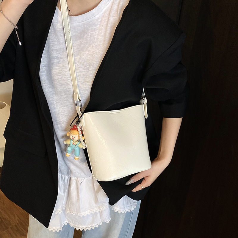 A simple and elegant, trendy bucket bag for women, a new 2025 fashion and casual single-shoulder bag, a commuter crossbody bag Application Scenario