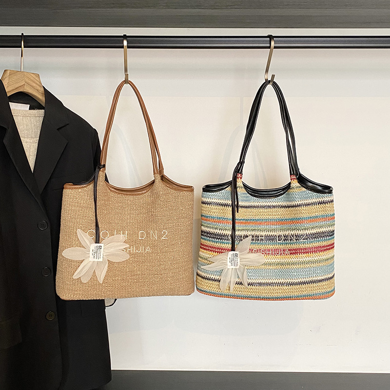 A new women's 2025 summer collection of large-capacity straw woven tote bag for seaside vacation and beach weaving commuting Application Scenario