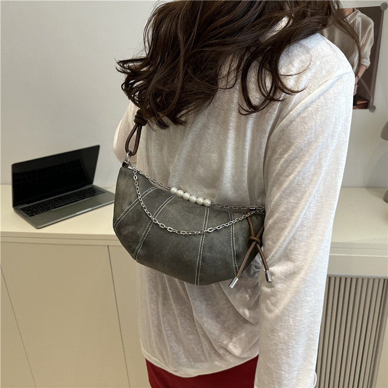 The new Korean version retro and fashionable horn bag, with a niche design and a trendy style, is a versatile and high-end crossbody bag for women Specification drawing