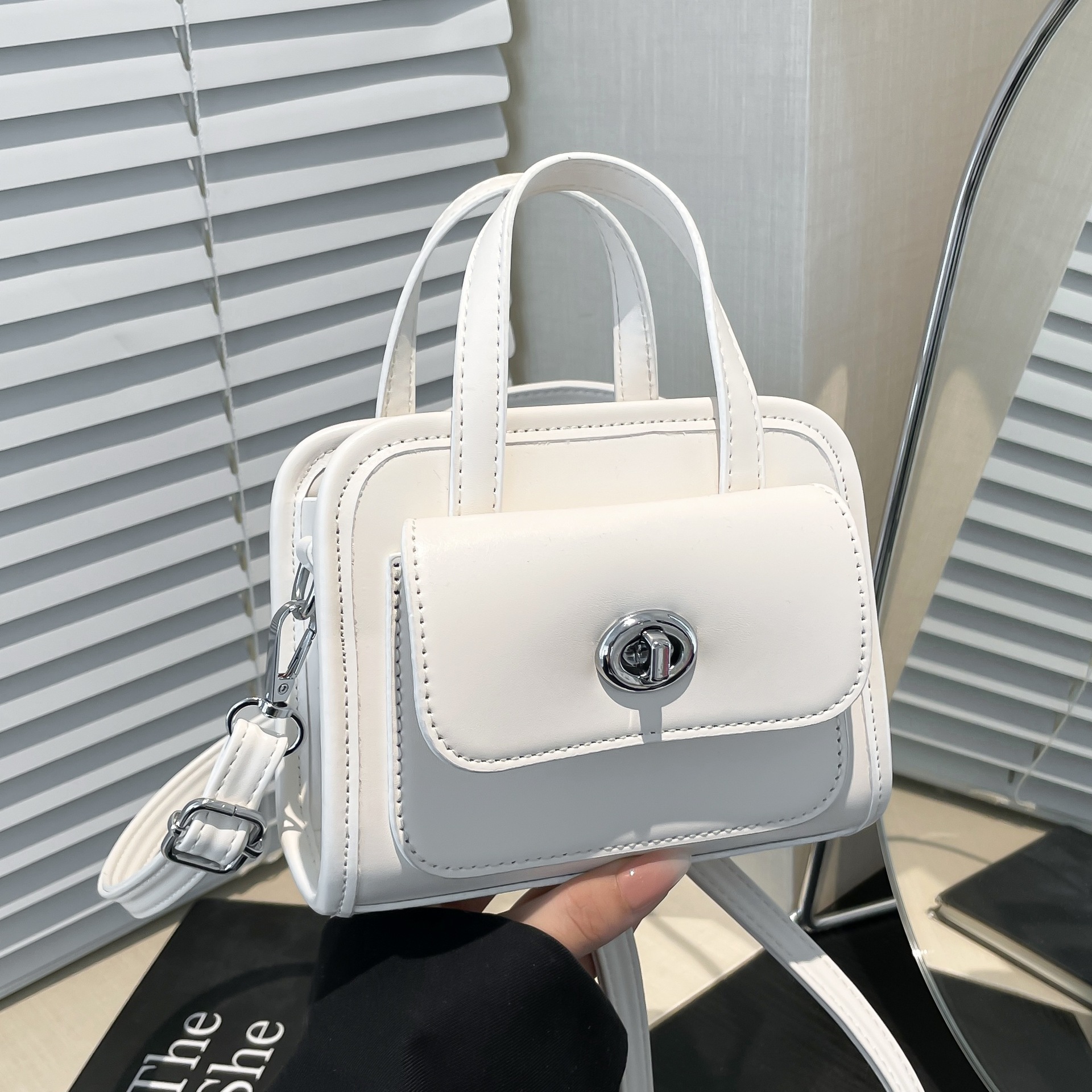 Simple mini hand-held small square bag for women 2025 new style, fashionable and versatile, Korean high-end women's crossbody bag small square bag full figure