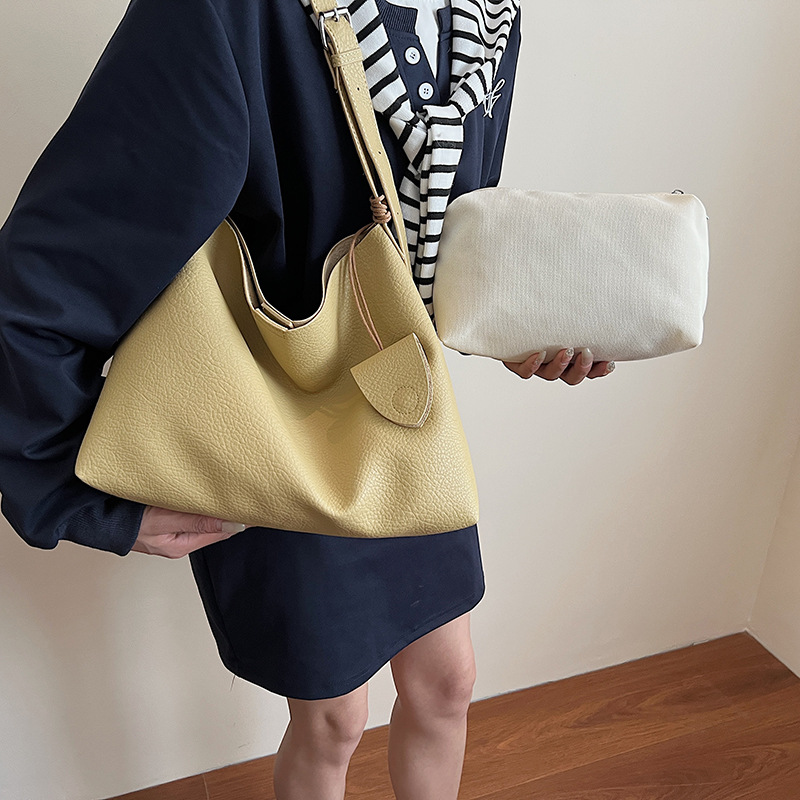 Soft leather mother and child bag, large-capacity commuter tote bag, 2025 new trendy and fashionable shoulder bag, casual and versatile underarm bag details Picture