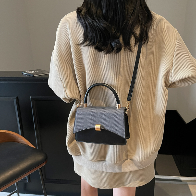 The new Spring 2025 fashionable commuting bag is a versatile single-shoulder crossbody small square bag with a unique and high-quality commuting underarm bag Specification drawing