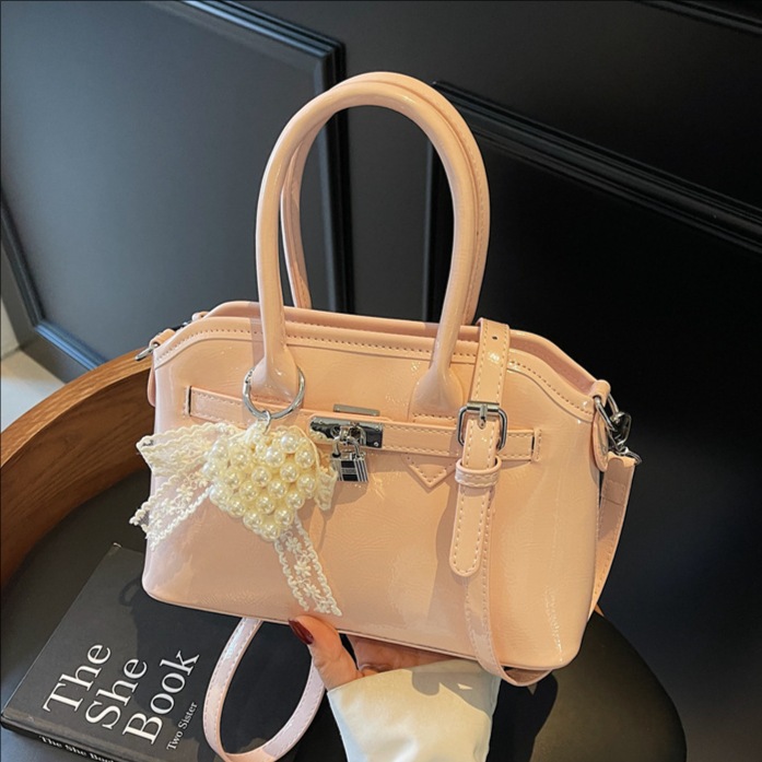 A high-end and fashionable hand-held small square bag for women, a new Spring/Summer 2025 style, versatile, stylish and simple single-shoulder crossbody bag full figure