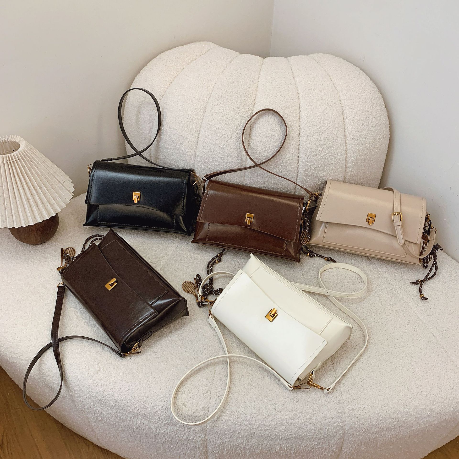High-end retro oil wax leather underarm bag for women 2025 new style, simple and fashionable for commuting, versatile single-shoulder small square bag Application Scenario