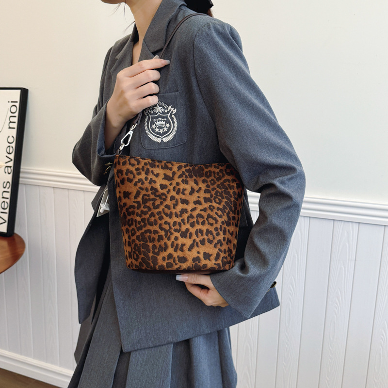 A niche design leopard print bucket bag for women, a new 2024 trendy, retro, casual and versatile large bag with a high-end underarm feel Application Scenario