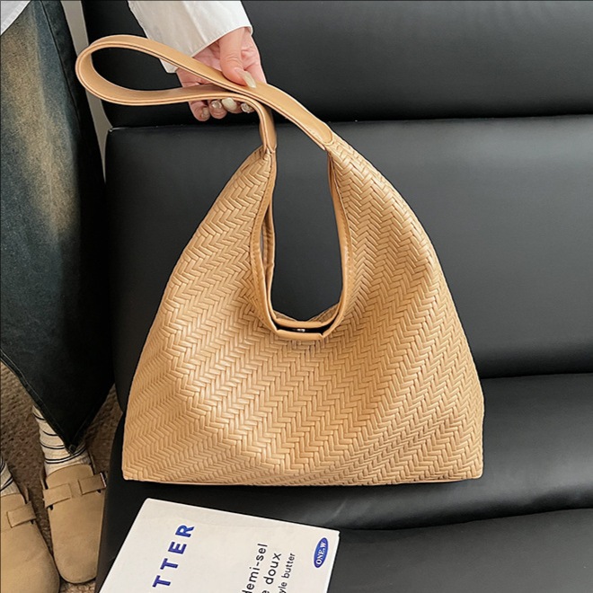 The 2025 new fashionable and trendy woven bag, simple commuting tote bag, niche design underarm bag, and stylish single-shoulder bag full figure