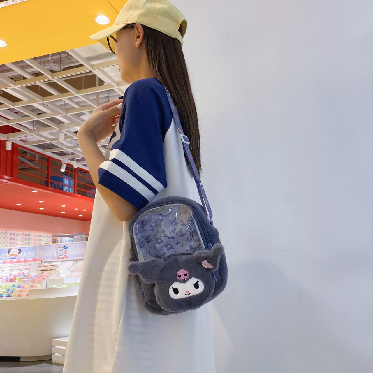 New PVC transparent doll bag, Japanese-style cartoon strawberry bear plush bag, cute girl single-shoulder crossbody bag Specification drawing
