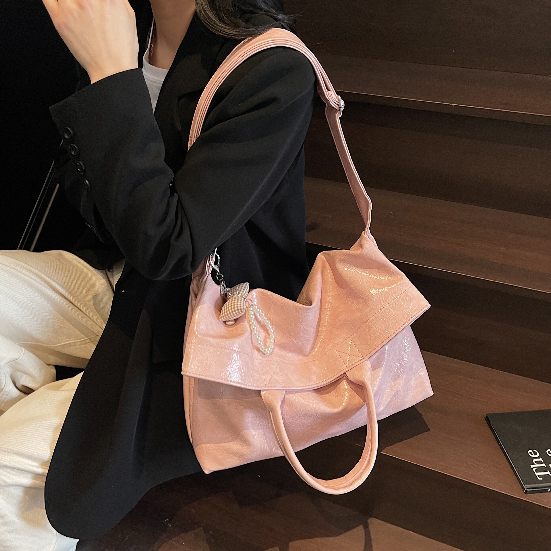 Oil wax leather large-capacity bag for women, 2024 new spring/Summer, high-end and versatile crossbody bag, single-shoulder hand-held tote bag details Picture