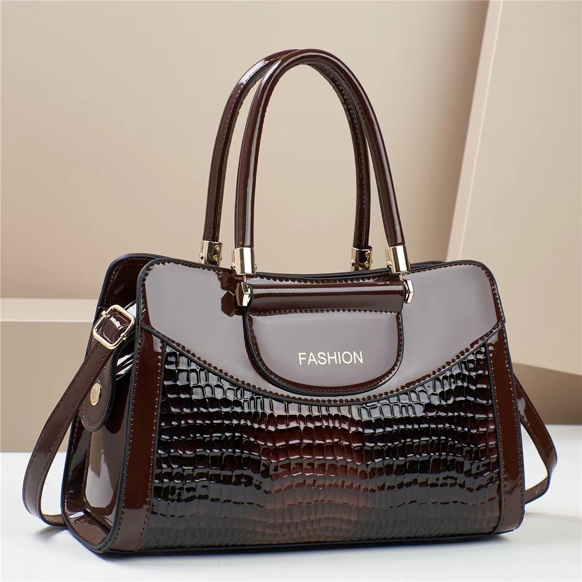 New trendy and versatile shiny leather crocodile pattern single-shoulder handbag for middle-aged women, large-capacity fashionable commuting crossbody bag details Picture