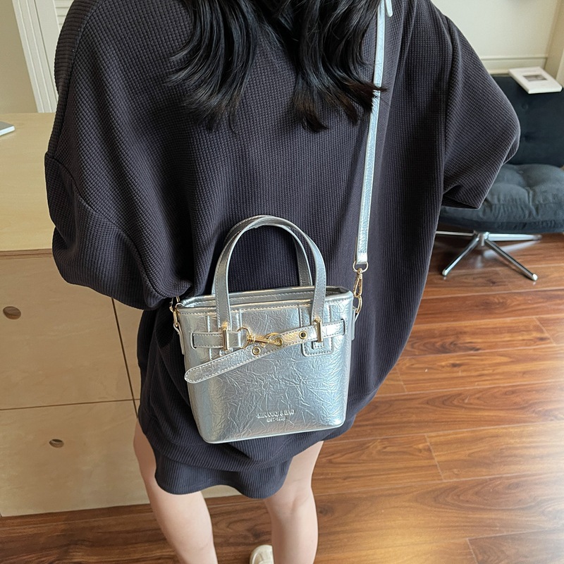 Bag Girl 2025 New high-end handbag, trendy bucket bag, Korean-style stylish crossbody bag, retro single-shoulder bag Application Scenario
