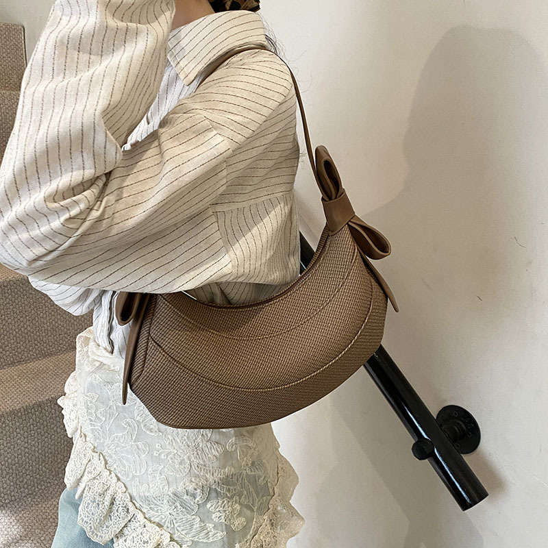 This year, the bow-shaped small bag for women in 2025 is in vogue. It's a trendy, simple underarm bag and a versatile single-shoulder bag full figure