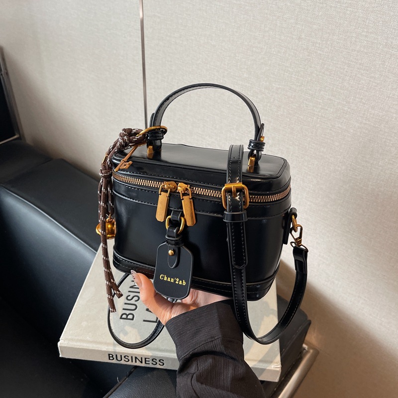 This year, the 2024 new stylish hand-held box bag for women with small bags is in vogue. It features a high-end retro texture and a stylish crossbody bag details Picture