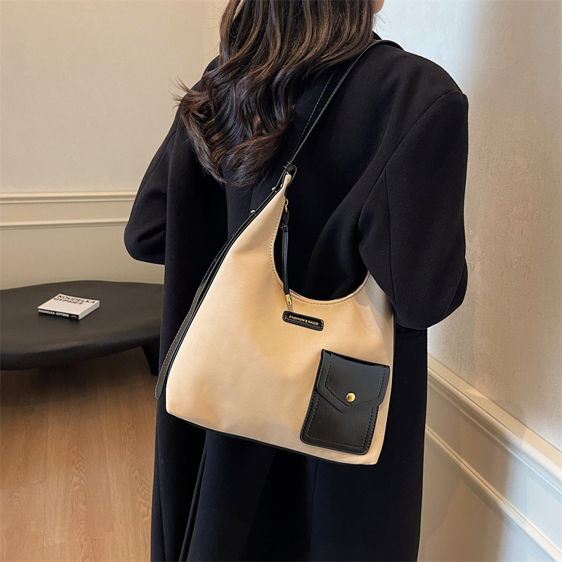 This year, niche design bags are in fashion. The 2024 new style of women's casual and versatile single-shoulder underarm bag is a simple bucket bag full figure