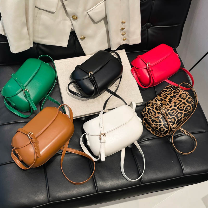 2025 Summer New Korean style ins pressed shell saddle bag, solid color texture crossbody bag, simple single-shoulder small square bag for women Application Scenario