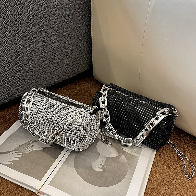 This year, the 2024 new style of Korean-style fashionable and trendy shiny diamond crossbody bags and hand-held women's bags are in high demand Application Scenario