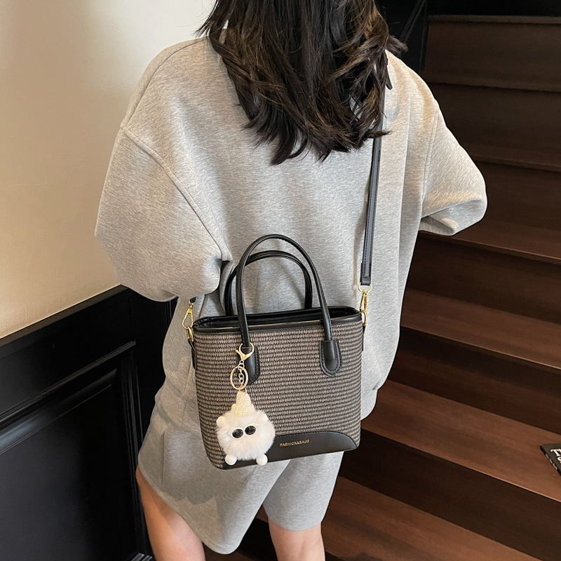 Korean niche design simple and casual hand-held bucket bag for women 2025 summer, a new straw weaving versatile crossbody bucket bag Application Scenario