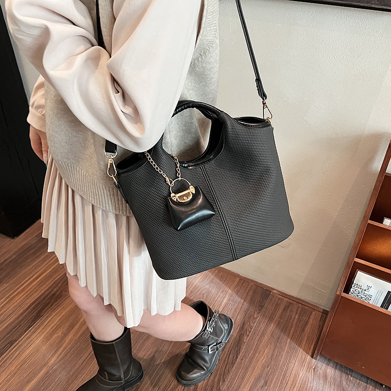 A new retro and versatile crossbody bag for women in 2025, a high-end hand-carry casual bucket bag for work full figure