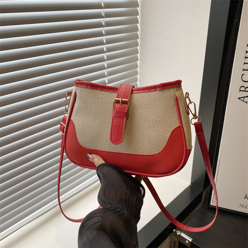 This 2024 new style of Korean-style single-shoulder crossbody bag for women is versatile and ins niche. This year, small square bags are in vogue full figure