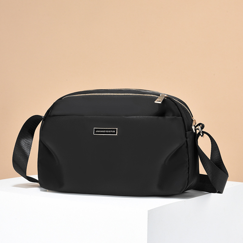 A simple and versatile Oxford fabric crossbody bag for middle-aged women, a single-shoulder bag for moms, and a multi-layered lightweight waterproof nylon fabric bag full figure