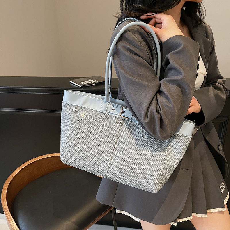 Retro and simple large-capacity tote bag for women, 2025 new style fashionable Korean-style underarm bag, fashionable commuting single-shoulder bag Application Scenario