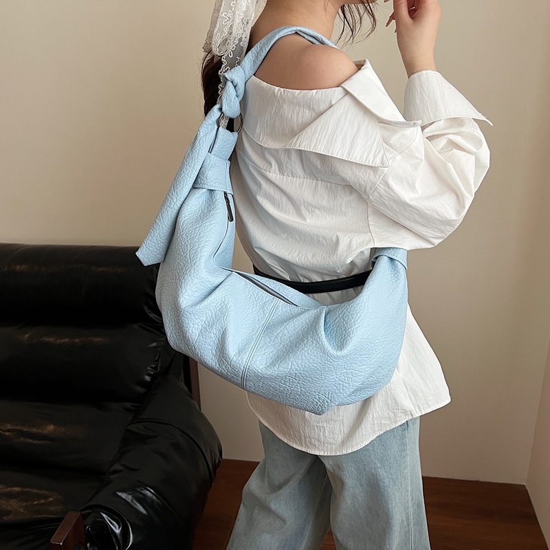 Soft pleated Korean-style laid-back large-capacity dumpling bag for women 2025 new casual solid color commuting single-shoulder crossbody bag details Picture