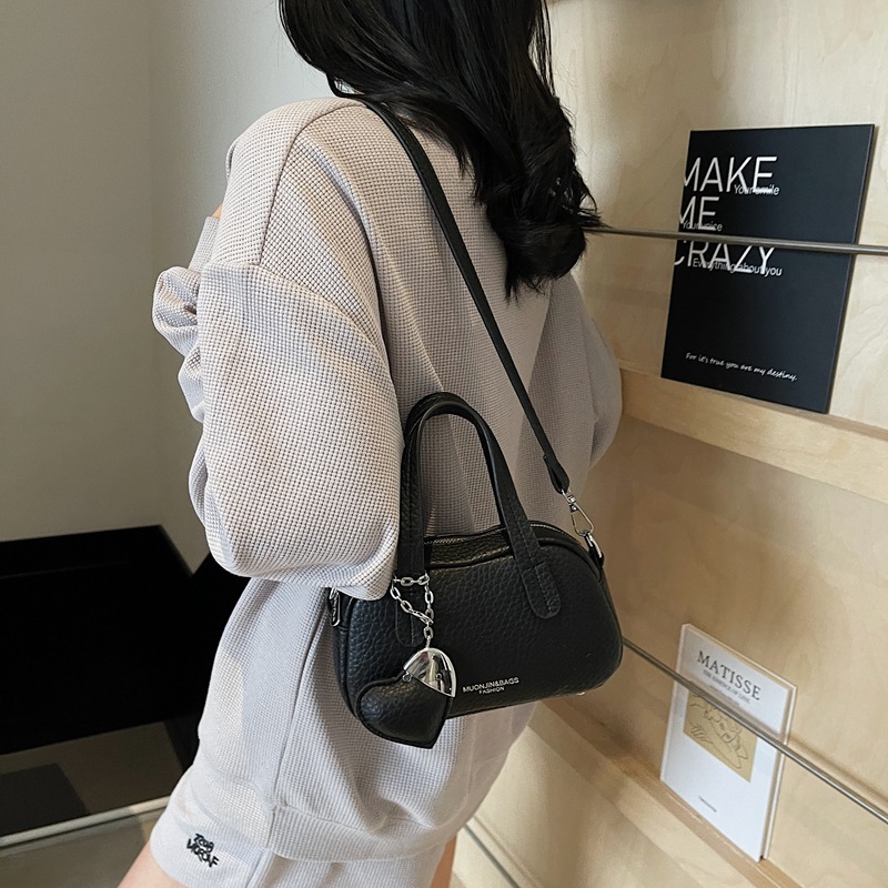 2025 New style lychee pattern fashionable and versatile hand-held pillow bag for women, stylish, casual and simple, versatile single-shoulder crossbody bag details Picture