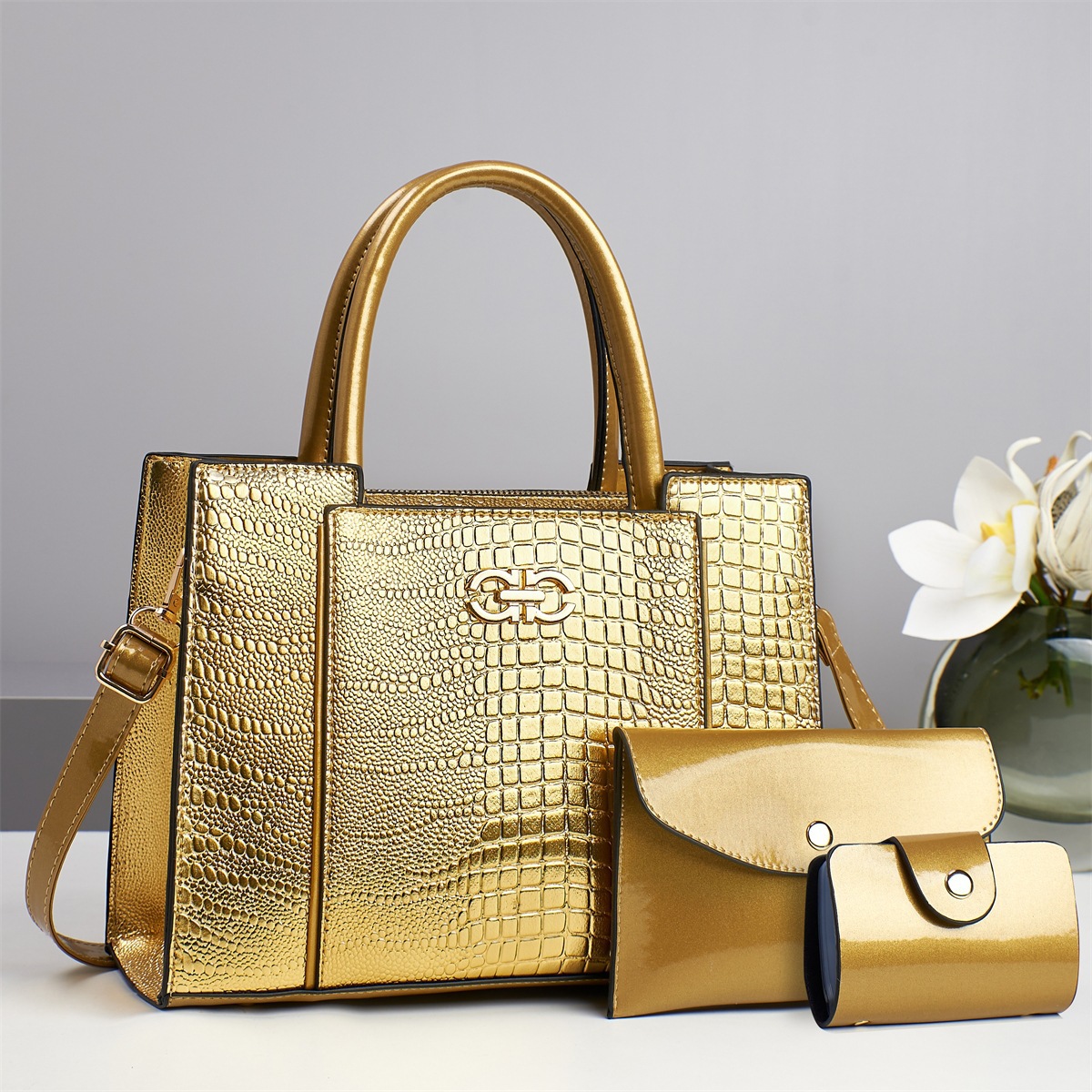 Cross-border export consignment of 2025 new crocodile-patterned mother and child bag three-piece set, high appearance level fashionable handbag crossbody bag Application Scenario