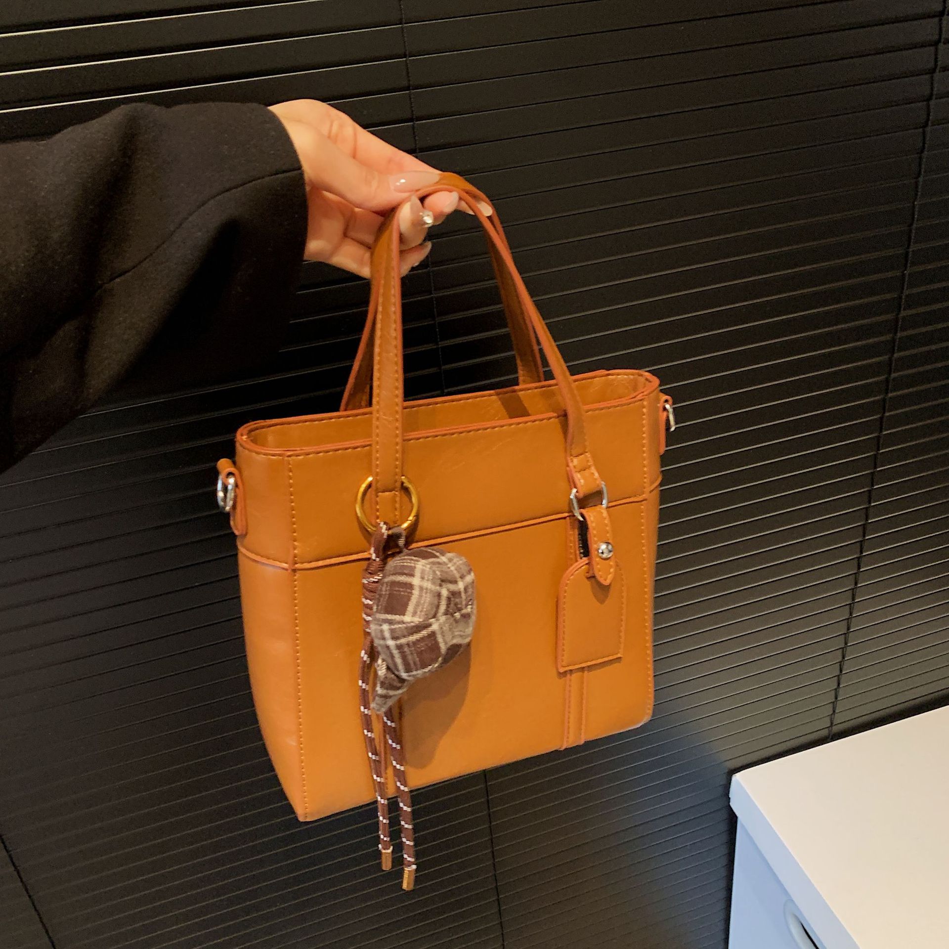 Korean style fashionable and light luxury hand-held bucket bag for women, 2024 new commuter single-shoulder crossbody bag, versatile small handbag for work details Picture